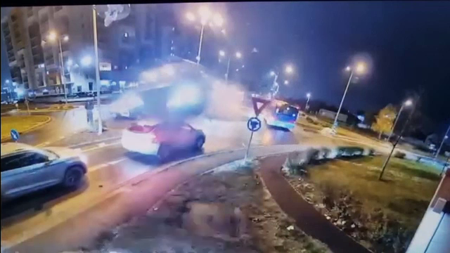 Un bărbat a „zburat” cu mașina pe deasupra unui sens giratoriu din Oradea și s-a izbit de un stâlp | VIDEO
