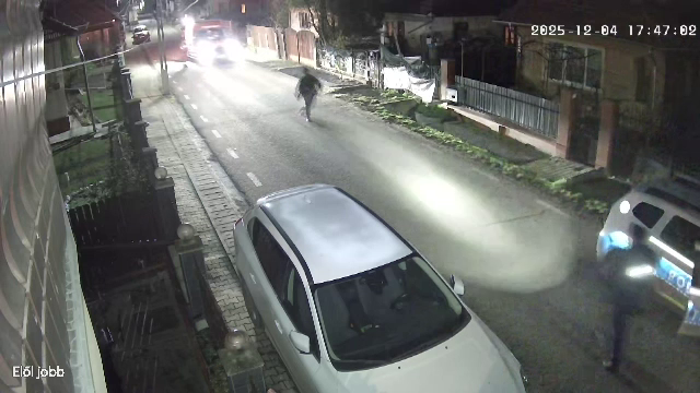 Momentul în care e vandalizată mașina de poliție în Mureș, în timpul scandalului pornit între trei frații