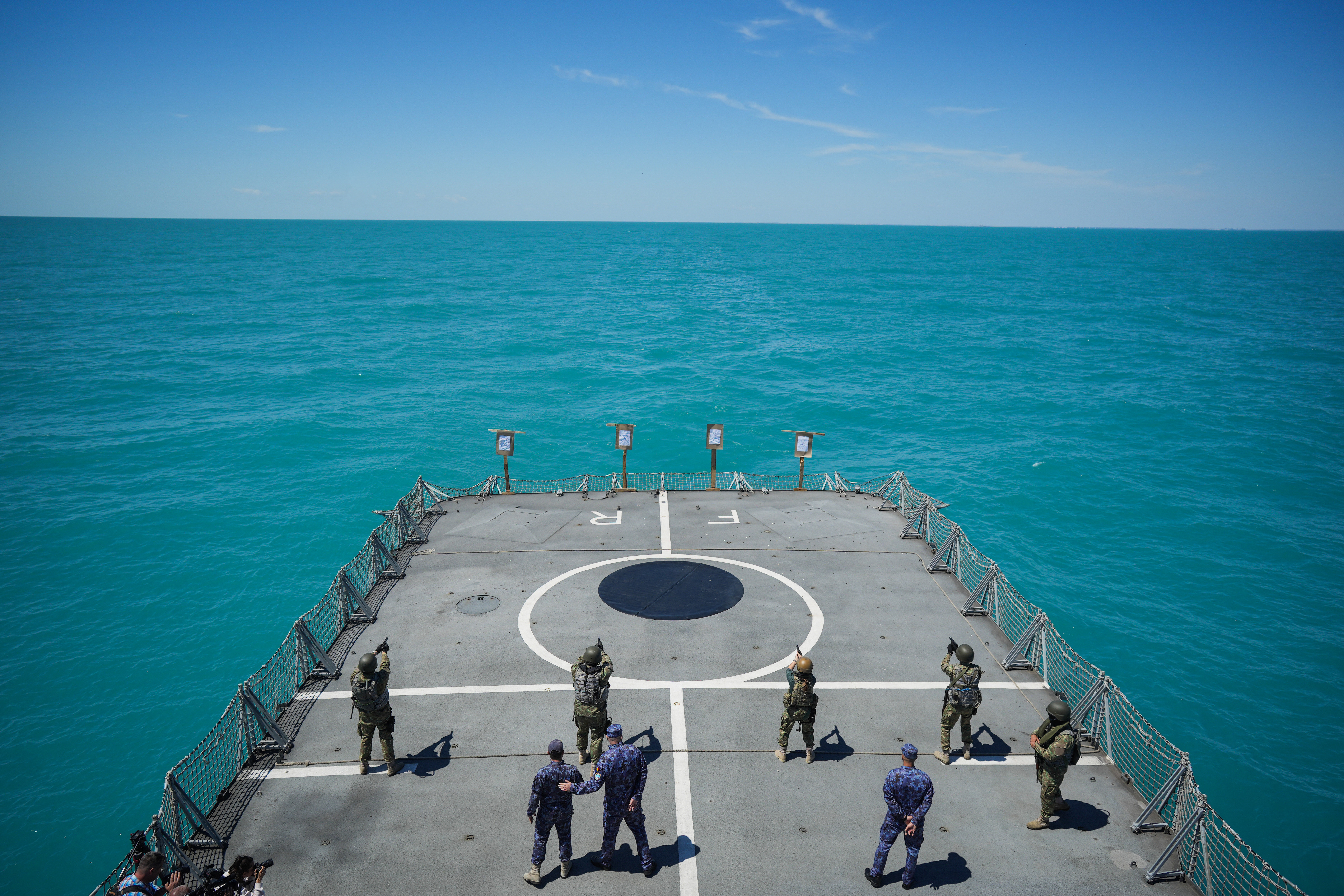 Două obiecte suspecte plutesc în Marea Neagră. Militarii le monitorizează și avertizează navele