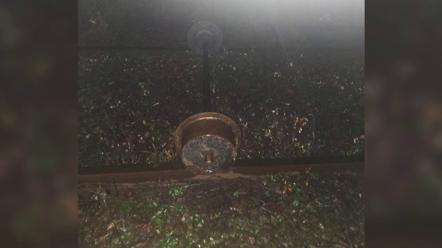 Un tren cu 30 de pasageri și-a avariat locomotiva după ce a lovit osii metalice puse de doi adolecenți pe șine