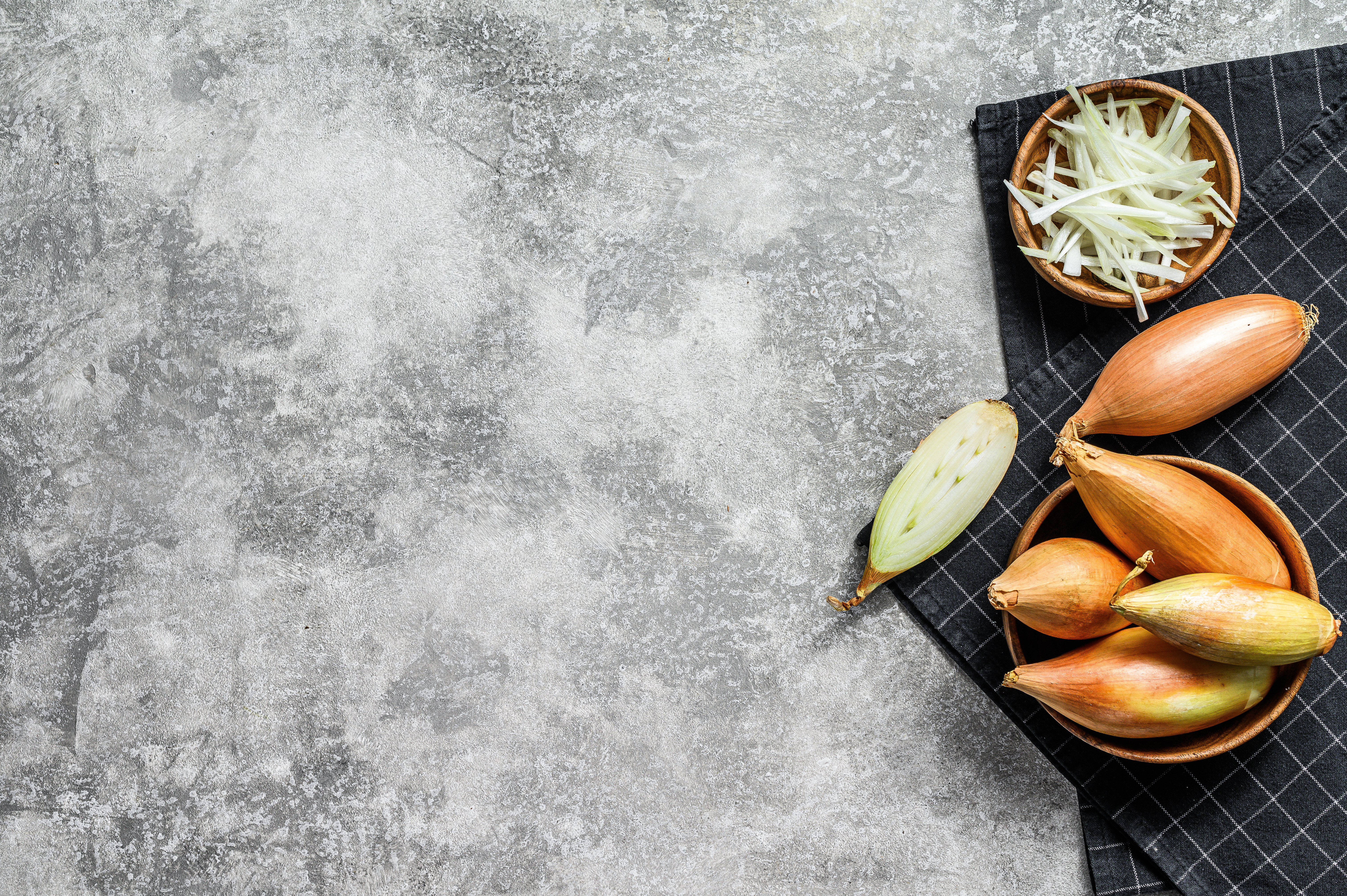 Șalotă – mica ceapă aromată care îmbunătățește orice rețetă. Cum se folosește în bucătăria franceză