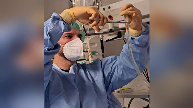 Un adolescent în stare critică a fost salvat de un aparat mobil ECMO pe durata transportului aerian. Cursă contracronometru