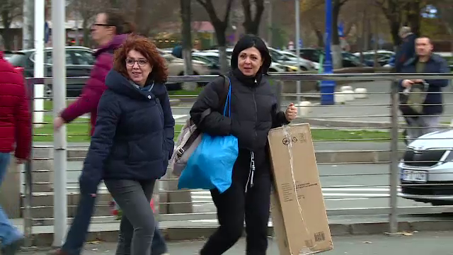 Românii devin mai prudenți și economisesc mai mult. Specialiștii avertizează că urmează o perioadă de stagnare