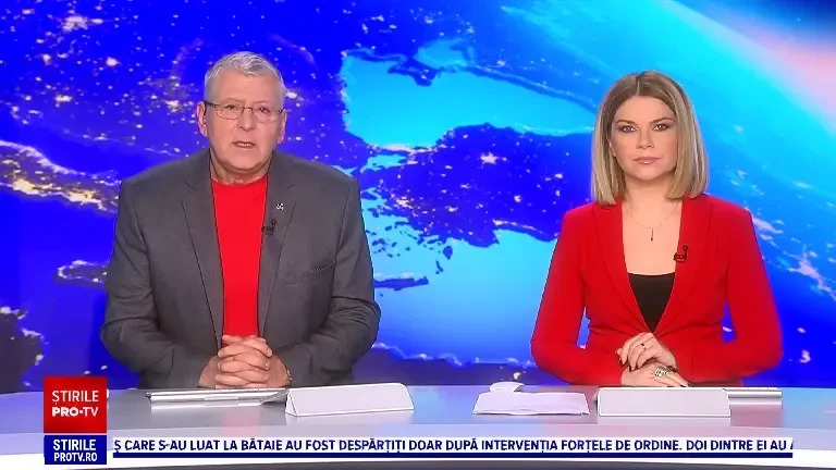 Momentul în care o mașină a „zburat” cu viteză deasupra unui sens giratoriu și s-a izbit de un stâlp | VIDEO