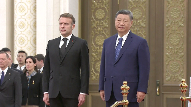 Emmanuel Macron și-a încheiat vizita în China între discuții dure despre Ucraina și momente relaxate cu panda și ping-pong
