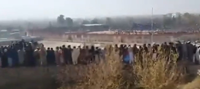 Un copil din Afganistan a fost obligat să execute public un bărbat care i-a ucis 12 rude, în fața a 80.000 de oameni. VIDEO