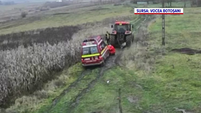 O ambulanță SMURD a rămas blocată în noroi în timpul unei misiuni în Botoșani. Localnicii au mutat-o cu un tractor