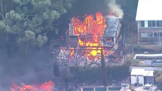 Incendii de vegetație de proporții în Sydney, Australia. 12 locuințe au fost distruse, sute de pompieri luptă cu focul