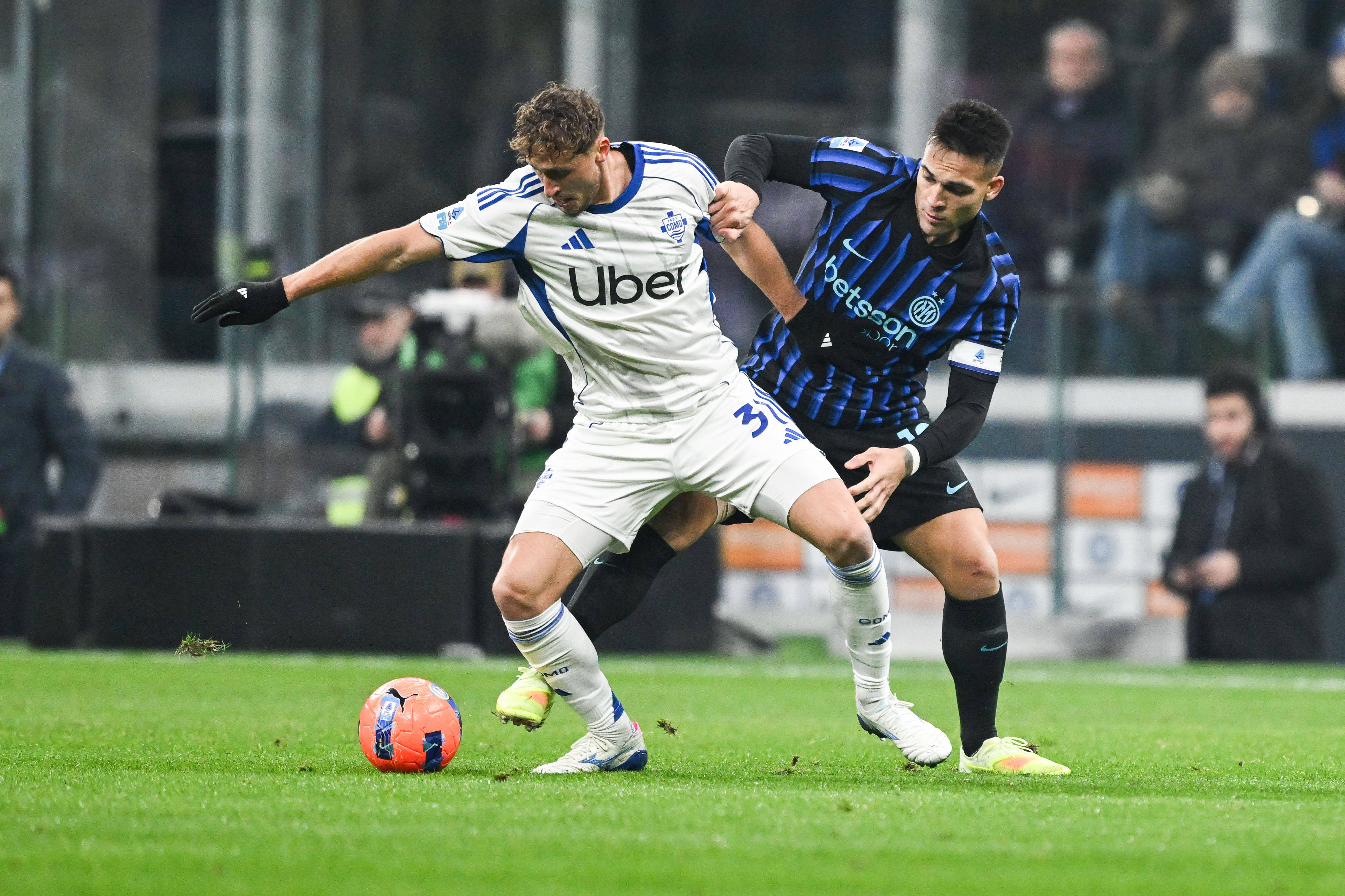 Inter Milano a învins cu 4-0 Como, pe teren propriu. Presa italiană: „Chivu, singur în frunte, pentru o noapte”