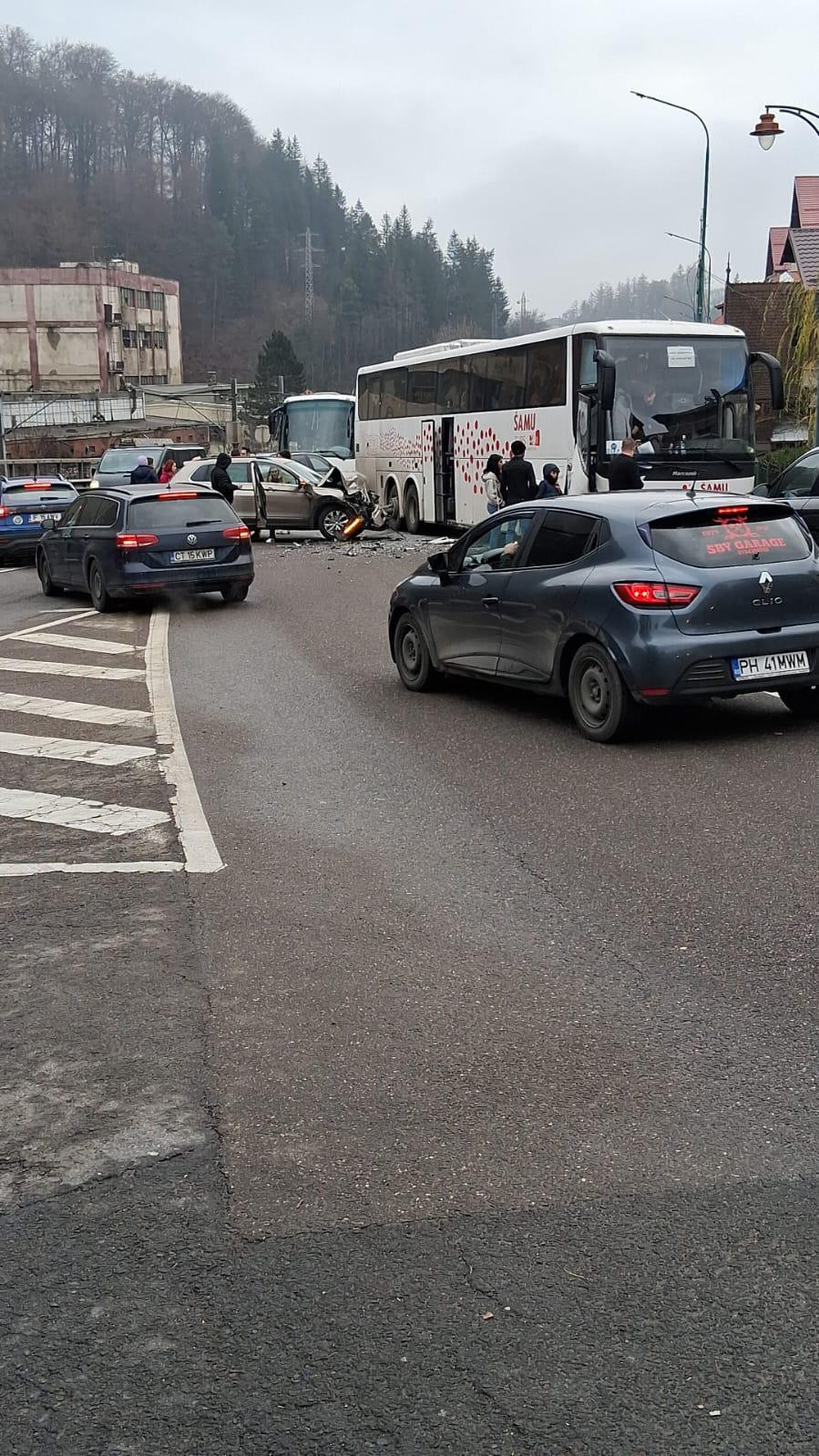 Autocar cu peste 70 de persoane la bord, implicat într-un accident la Sinaia