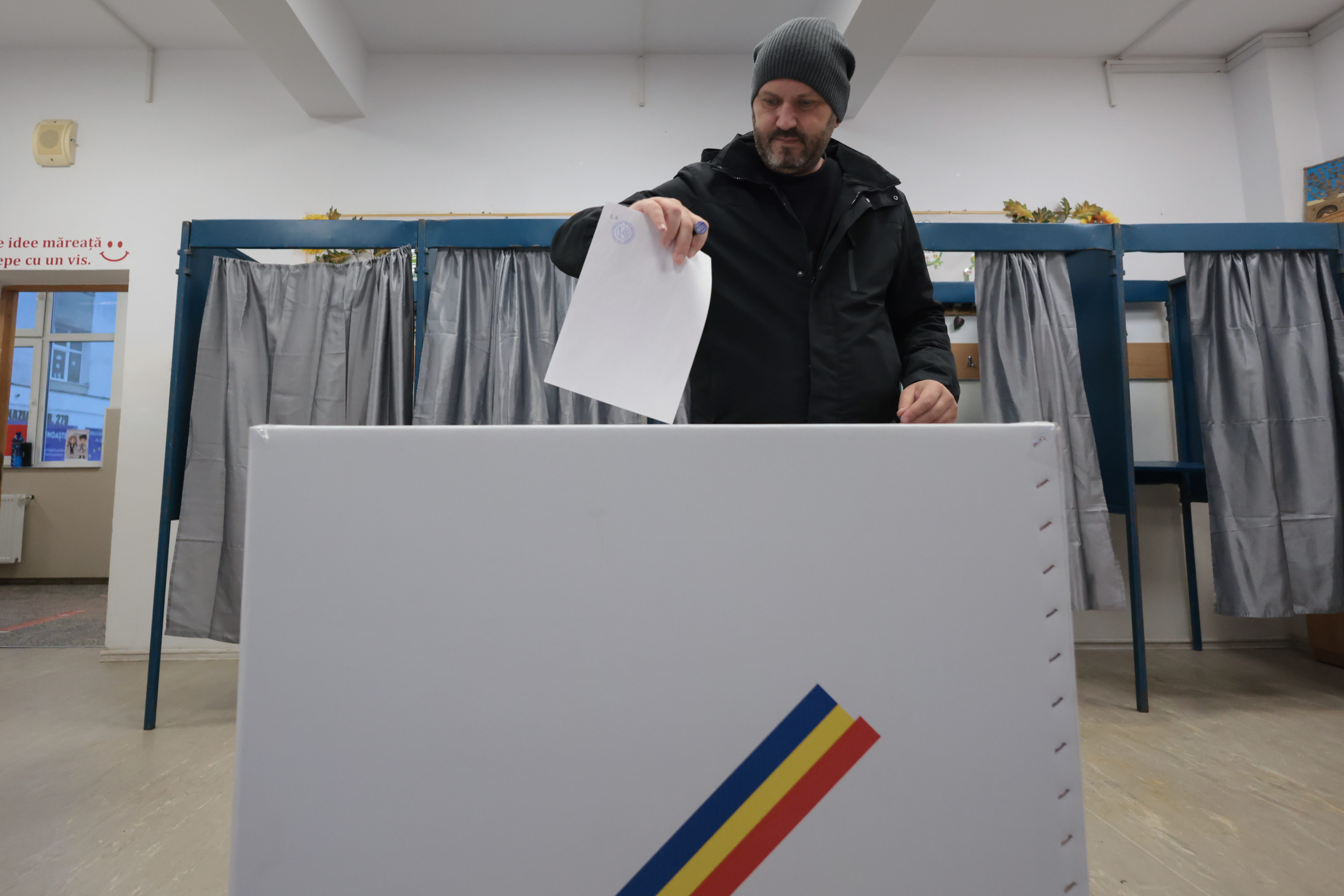 Preşedintele AEP: Aş vrea să nu mai avem cabine de vot cu perdeluţe, să avem urne transparente