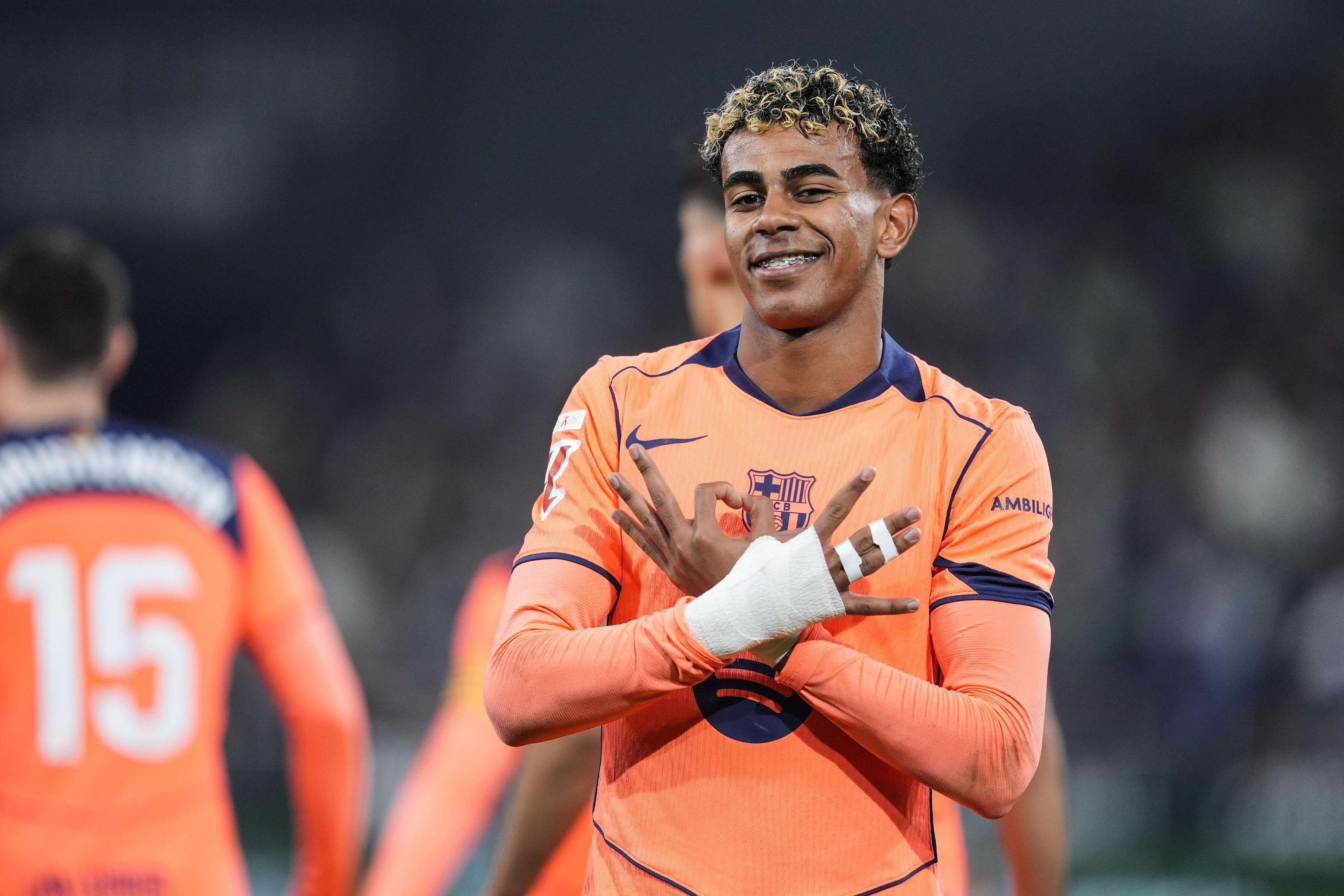 Tatăl lui Lamine Yamal a provocat suporterii, la meciul cu Betis. Agenții de securitate l-au forțat să schimbe locul. VIDEO