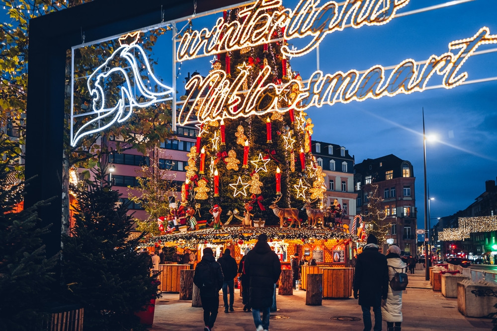 O mică țară europeană, mai puțin vizitată, renumită pentru târgurile magice de Crăciun. Transportul public este gratuit