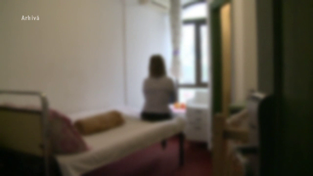 O femeie de 76 de ani a fost lovită în cap din gelozie, de partenerul cu aproape 30 de ani mai tânăr. Cine a salvat-o