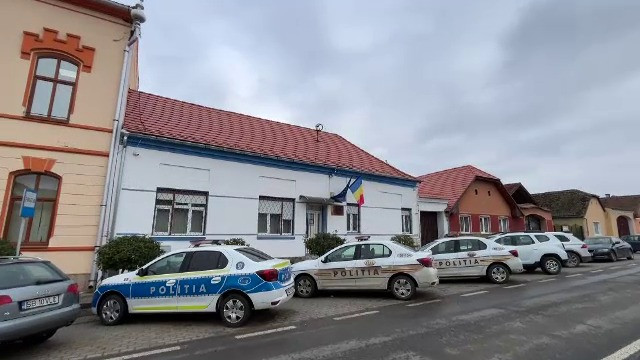 Doi polițiști din Sibiu, anchetați după ce ar fi lovit opt elevi. Mama unuia dintre copii: „Nu mai vrea să meargă la școală”