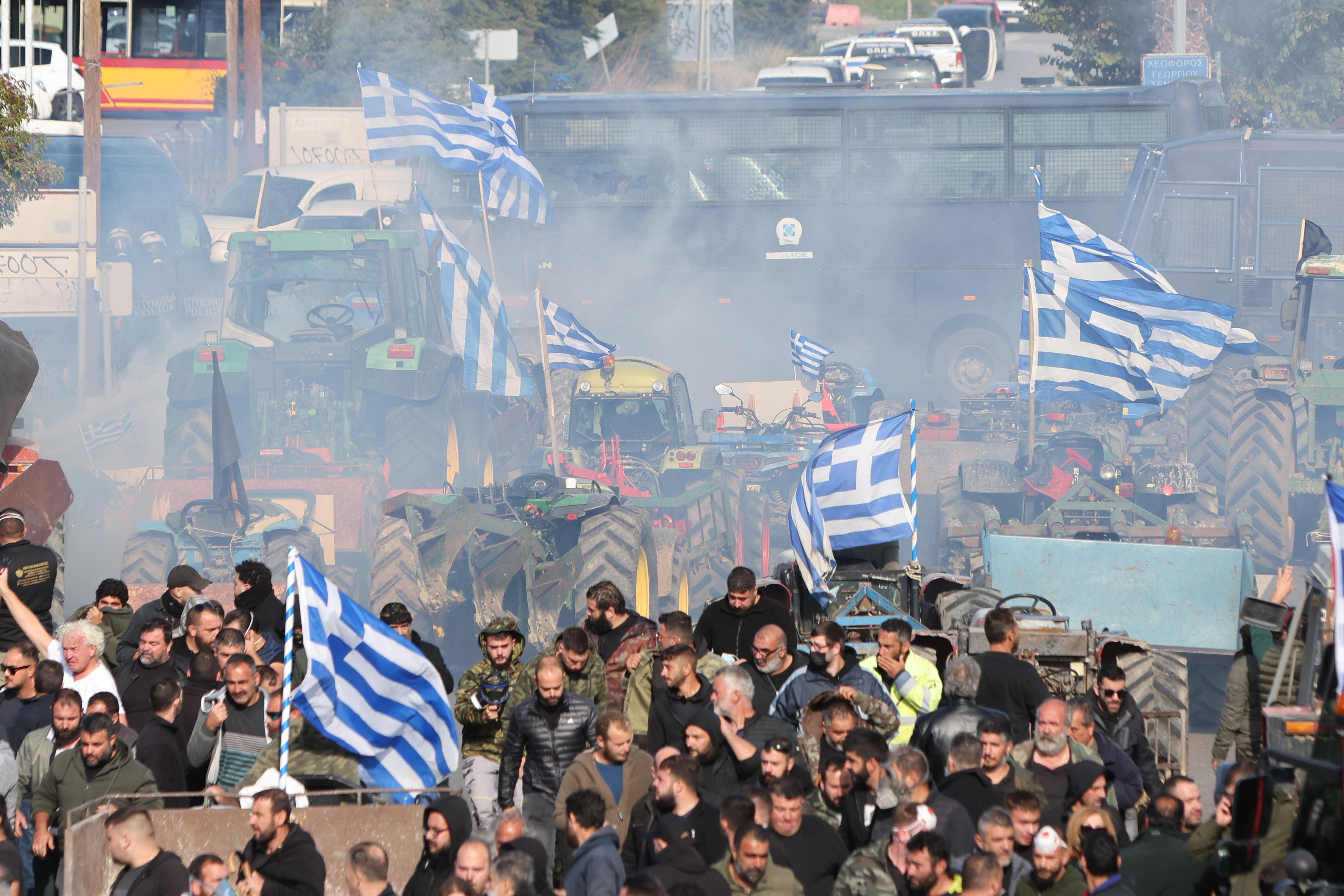 Fermierii au închis Creta. Mii de camioane au blocat insula. Protestatarii au atacat polițiștii cu pietre | FOTO