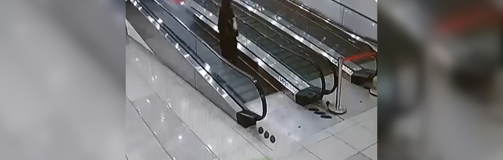 Momentul în care o femeie este lovită de o „avalanșă” de cărucioare într-un magazin din Rusia. Un angajat le-a împins. VIDEO