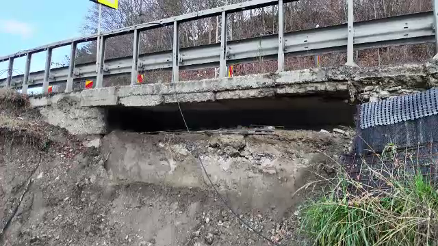 Două șosele importante din România sunt amenințate de alunecări de teren după ploile abundente. Situația este monitorizată