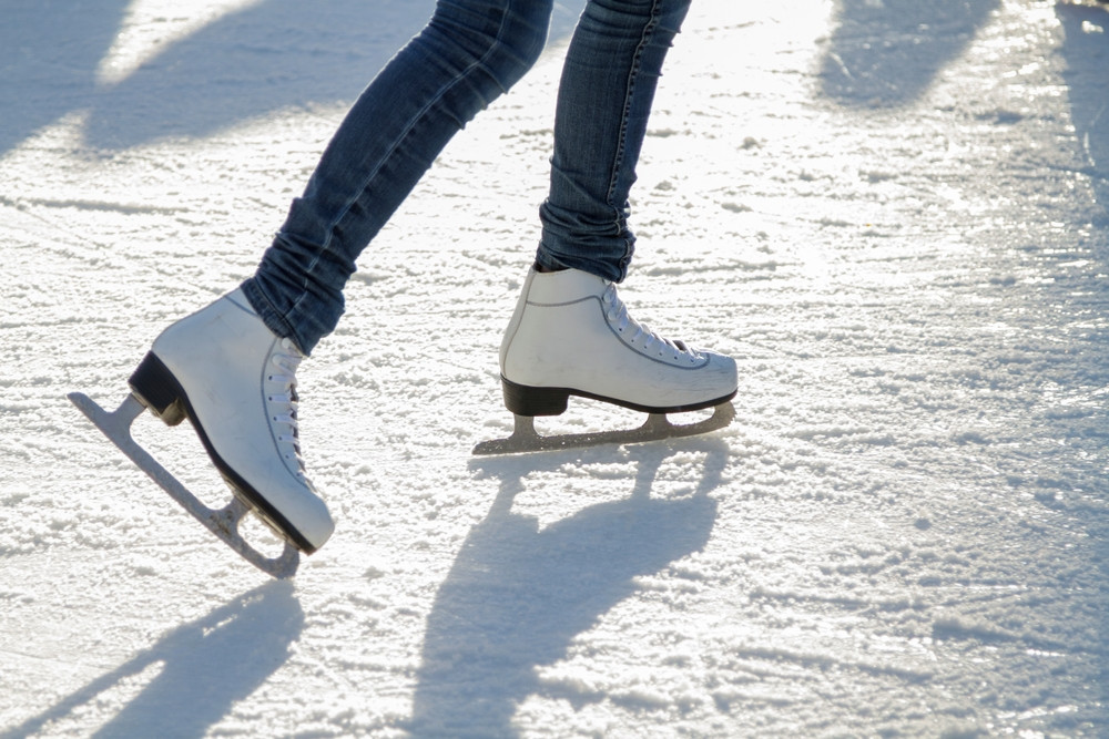 O femeie din Austria a cerut despăgubiri de 30.100 euro după ce a lovit un bărbat pe patinoar. Ce a decis instanța