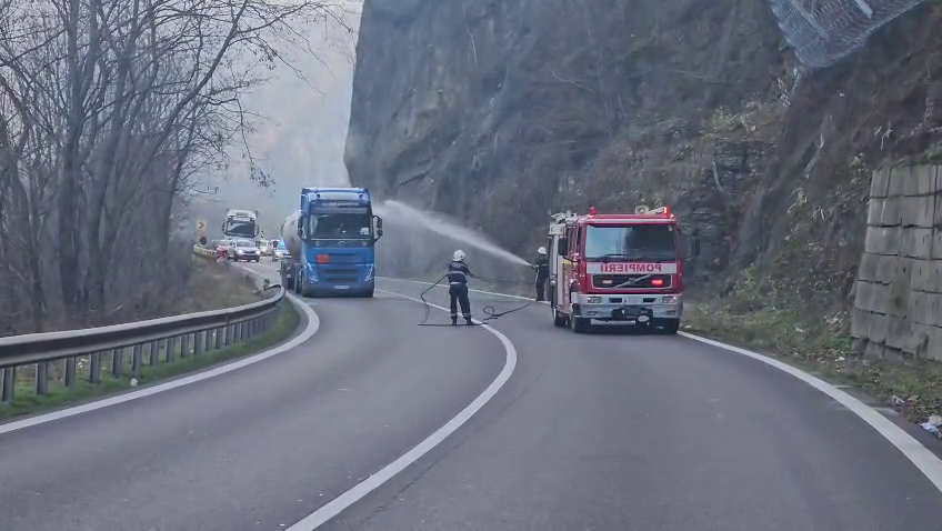 Pericol la Călimănești, traficul e blocat pe DN1. O cisternă cu GPL are pierderi de gaze. S-a emis RO-Alert | VIDEO