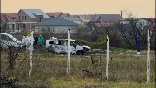 Un cadavru carbonizat a fost descoperit de un curier într-o mașină, lângă Oradea. Anchetatorii nu exclud ipoteza unei crime