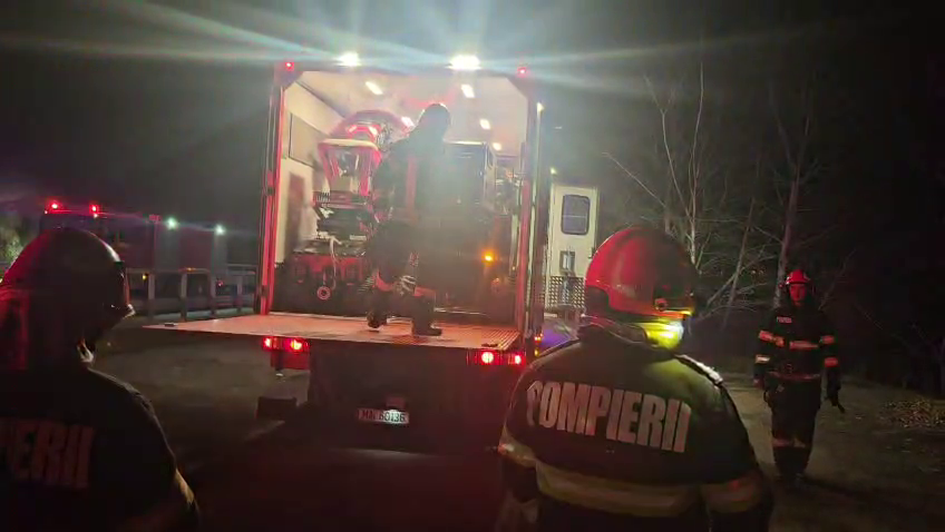 Pompierii intervin cu roboți pe Valea Oltului. Circulația rămâne închisă până miercuri. „Sunt vizibile scăpări de gaz”