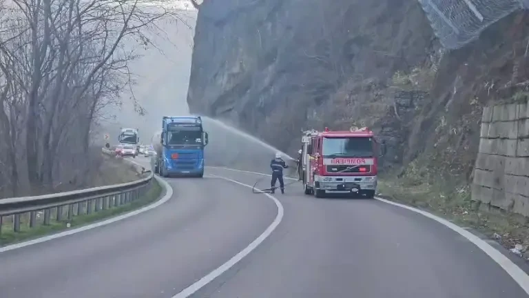 Pericol la Călimănești, traficul e blocat pe DN1. O cisternă cu GPL are pierderi de gaze. S-a emis RO-Alert
