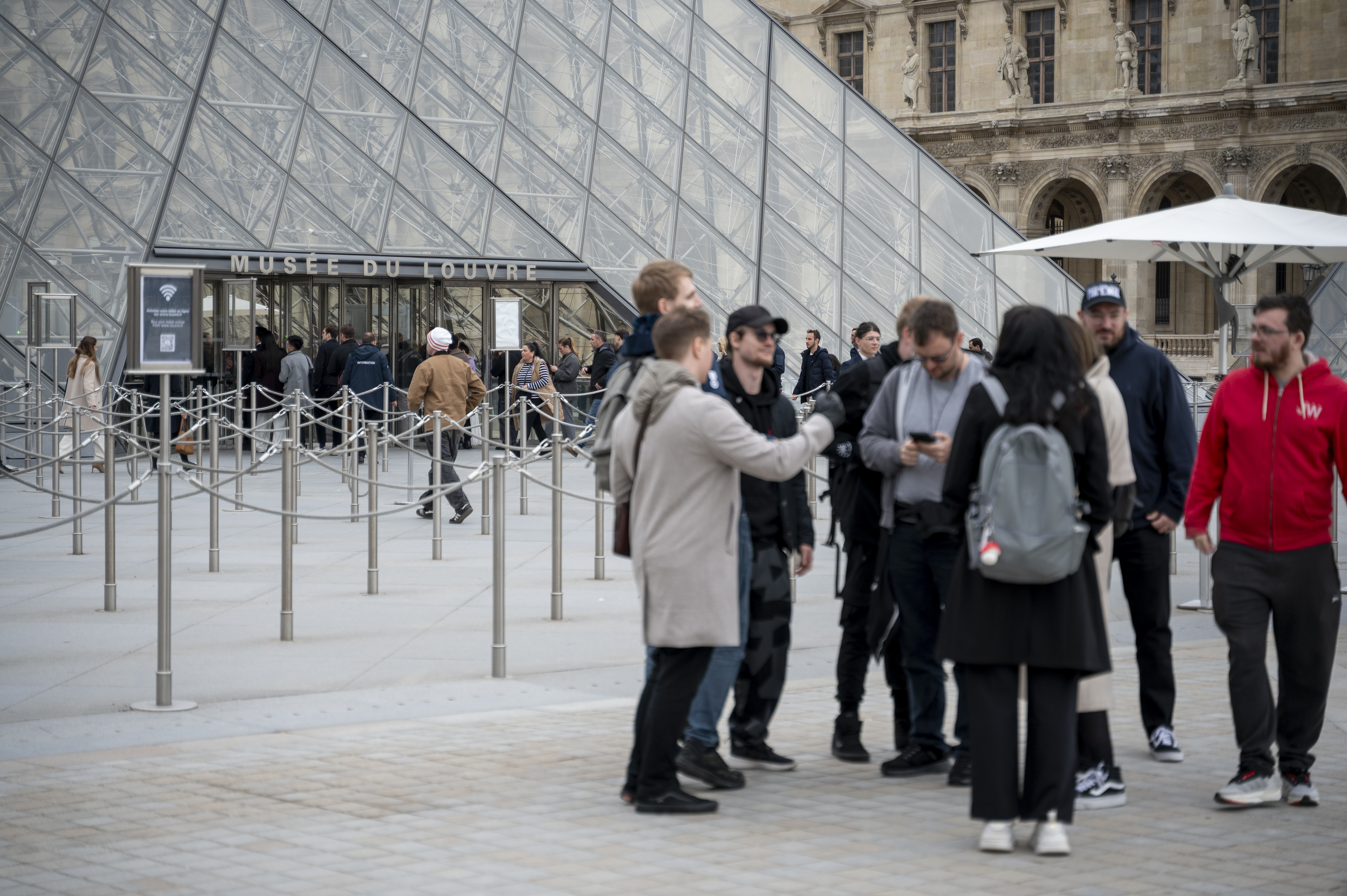 Comoară regală la Luvru. Peste o sută de coroane și tiare, expuse în condiții de securitate excepțională. FOTO