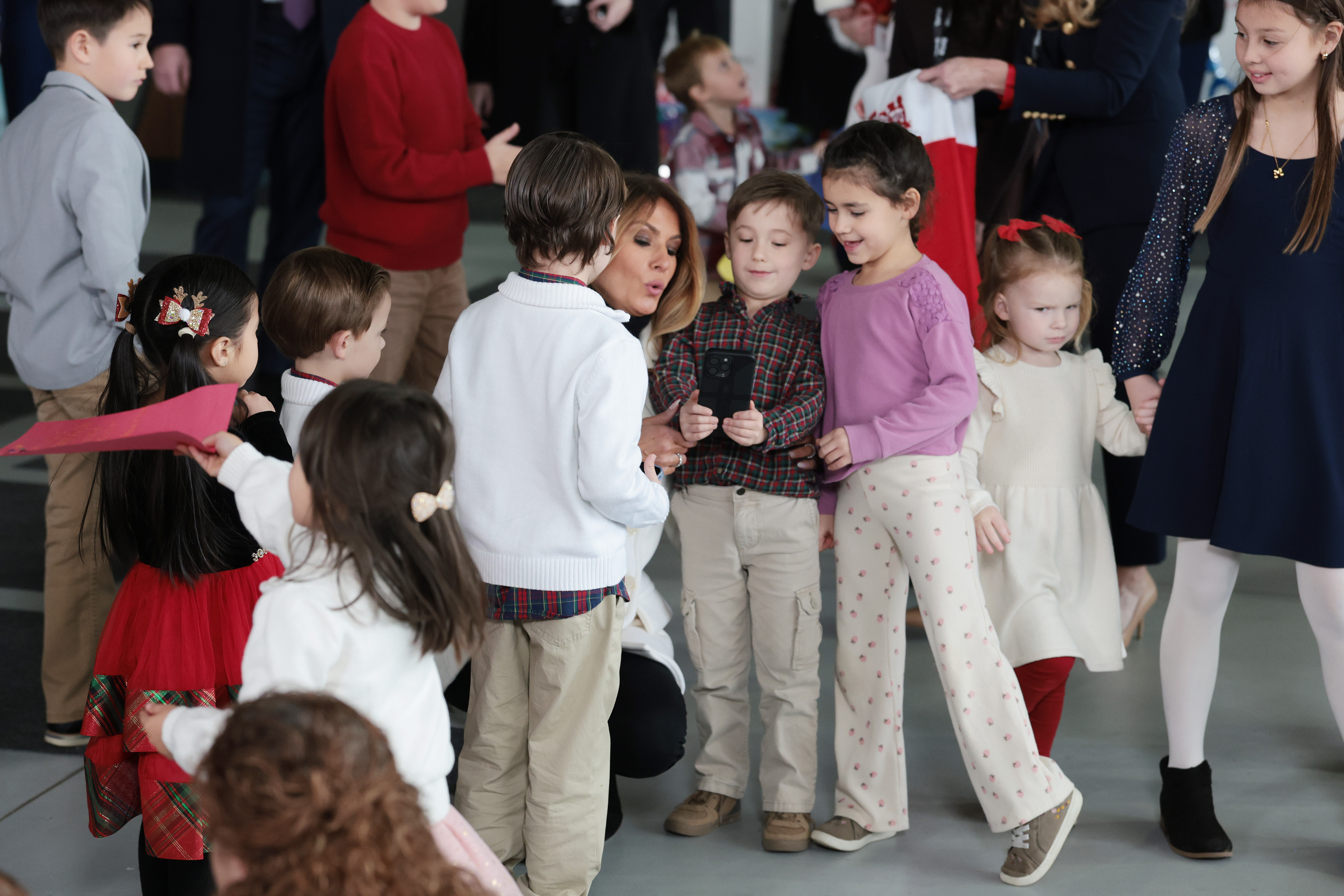 Melania Trump, apariție festivă alături de Moș Crăciun, la un eveniment caritabil. GALERIE FOTO