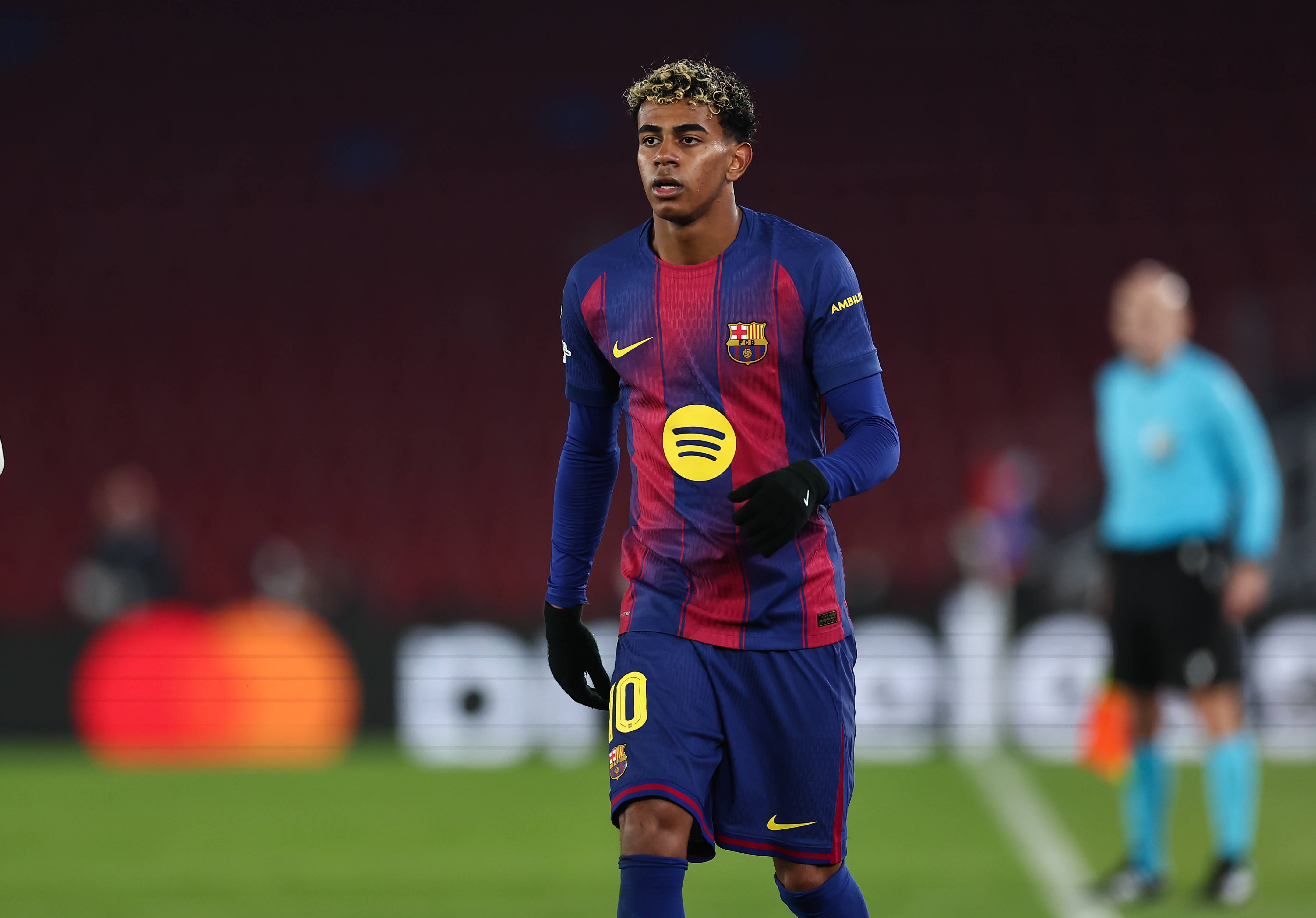 Lamine Yamal, frustrat după schimbarea din minutul 89 în meciul cu Frankfurt. Reacția lui Hansi Flick după gestul jucătorului