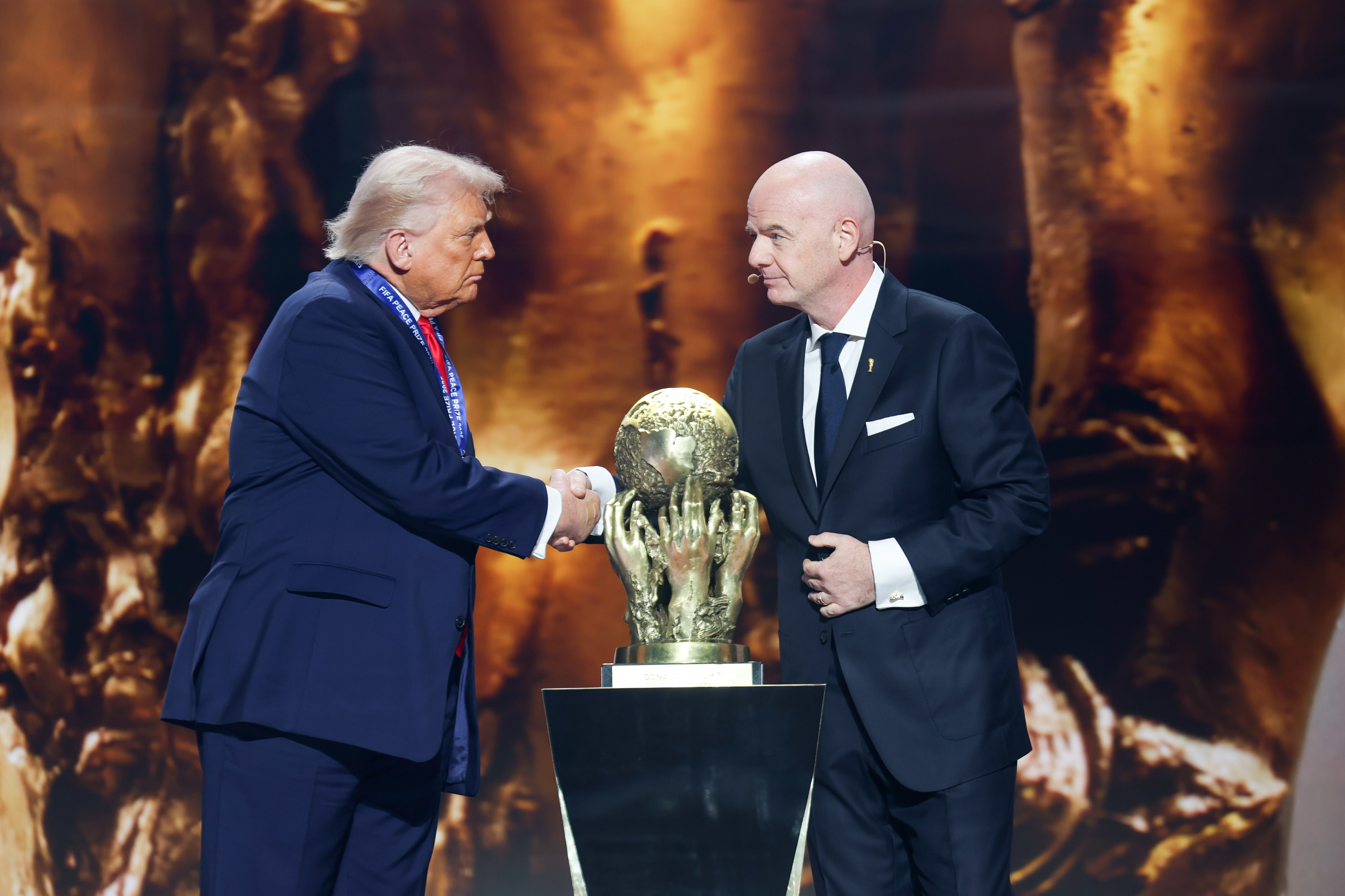 Gianni Infantino este acuzat că ar fi încălcat regulile FIFA după ce i-a acordat premiul pentru pace lui Donald Trump