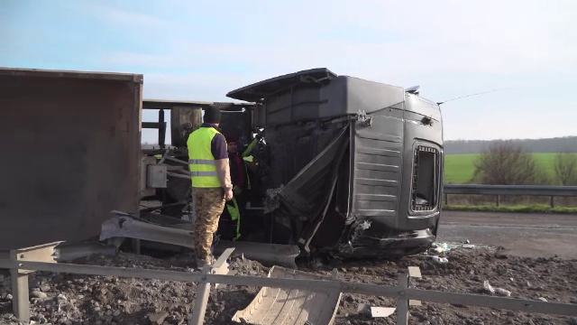 Accident pe A3, în apropiere de Snagov. Un TIR încărcat cu pietriș s-a răsturnat. Traficul a fost blocat mai bine de trei ore