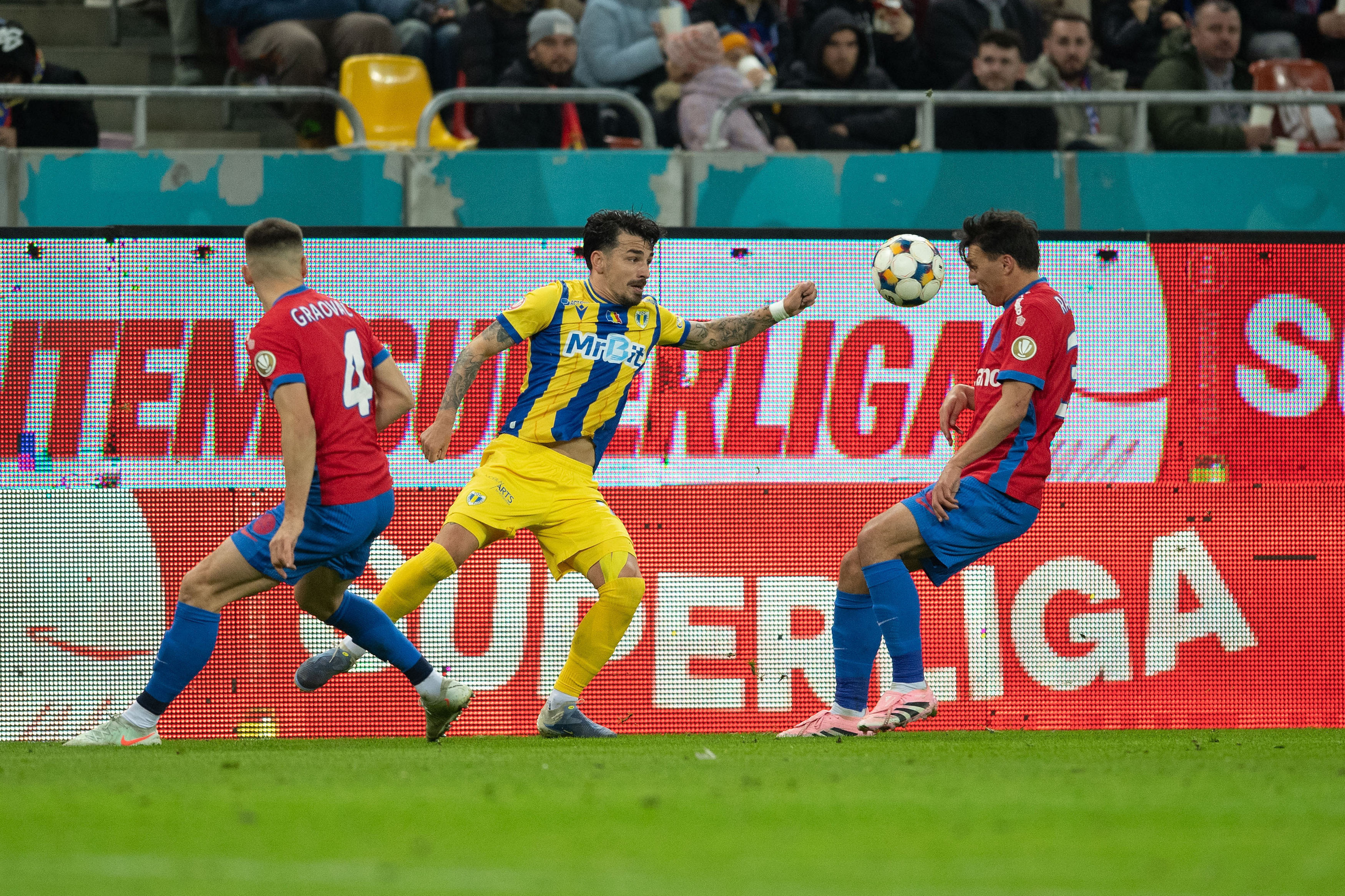 Echipa din Superligă care a fost sancționată. A primit două penalizări din cauza comportamentului suporterilor