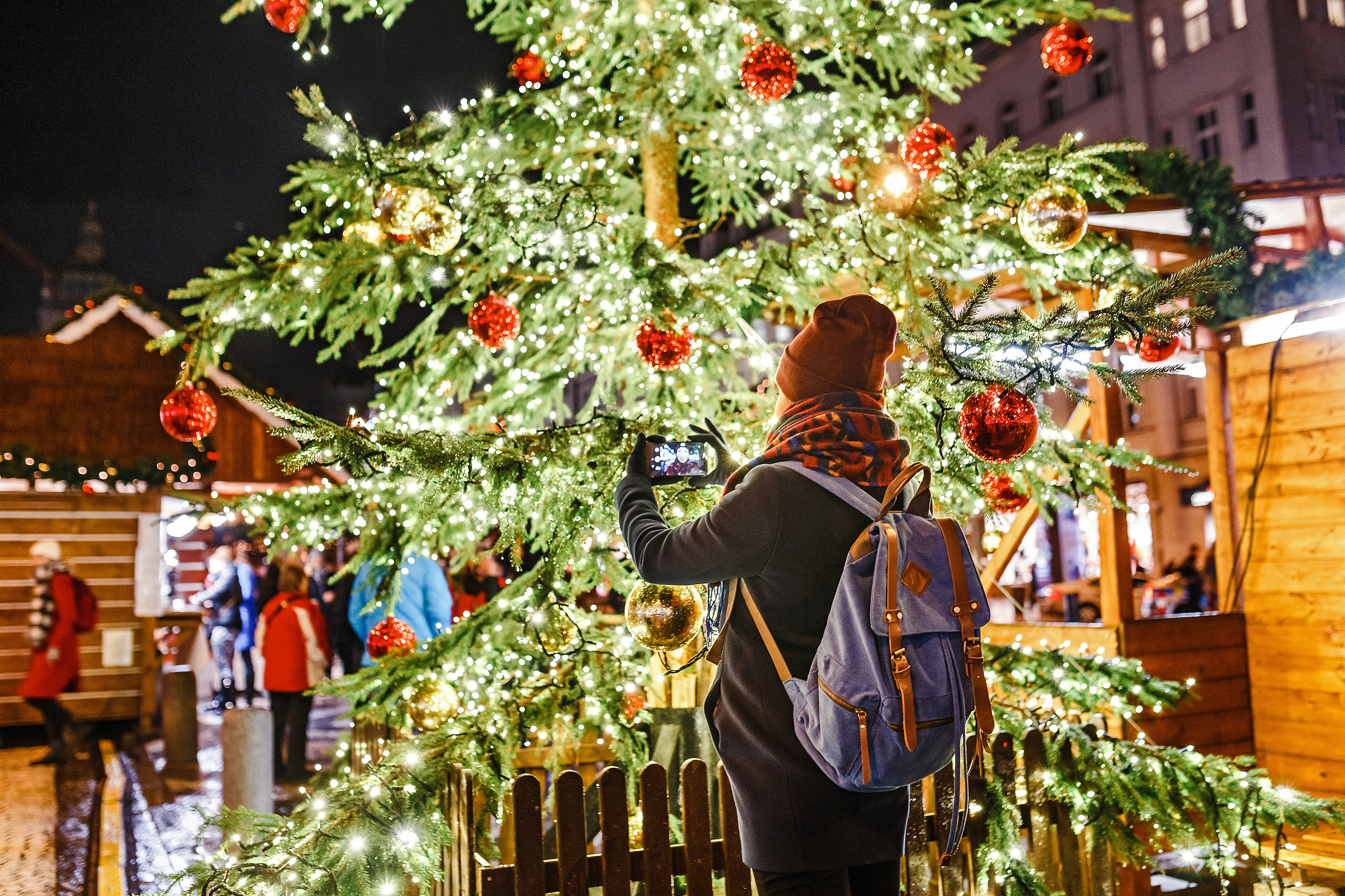 Un bărbat a murit electrocutat în Bacău în timp ce punea o instalație luminoasă de Crăciun. Cel care îl ajuta este la spital