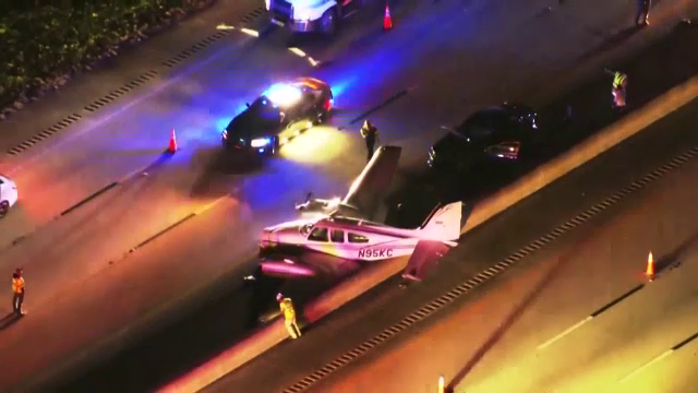 Un șofer din Florida s-a trezit cu o „surpriză” pe mașina lui. Un avion de mici dimensiuni a „aterizat” direct pe autovehicul