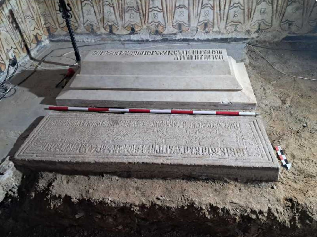 Mormântul lui Mircea cel Bătrân, deschis după aproape o sută de ani. Ce au găsit arheologii vâlceni în interiorul lui. FOTO