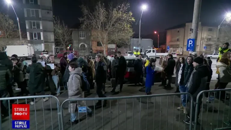 Sute de oameni protestează în fața sediului CSM și cer demisia Liei Savonea. „Vrem dreptate, nu imunitate”