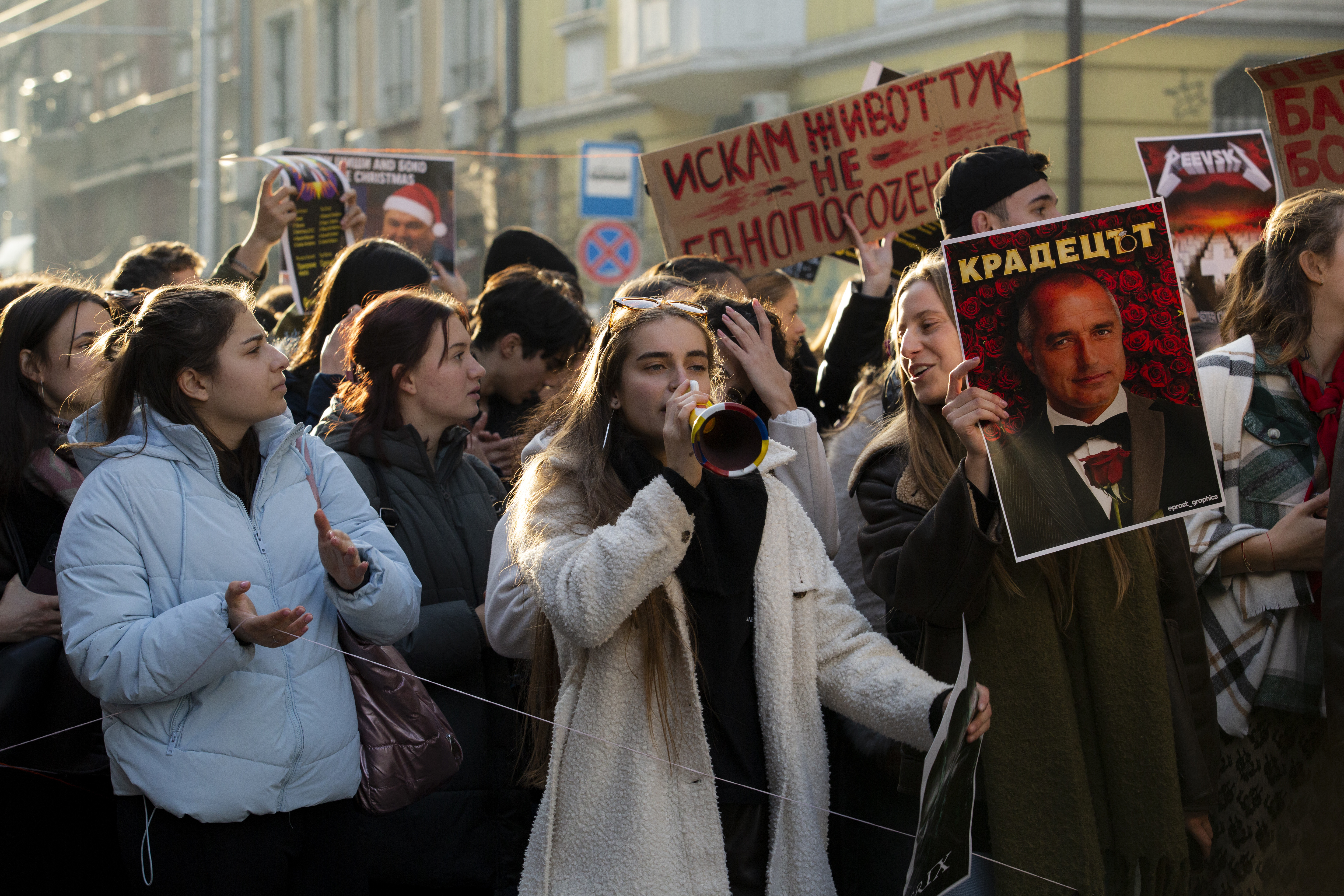 Mii de bulgari au cerut din nou demisia guvernului, în timp ce Parlamentul se pregătește să voteze moțiunea de neîncredere