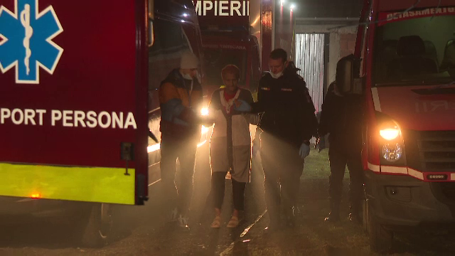 70 de bătrâni înghesuiți în casa proprietarei unui azil închis recent, în Timiș. Oamenii stăteau pe jos, pe saltele