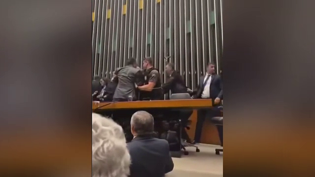 Bătaie în Parlamentul Braziliei provocată de legea ce i-ar scurta pedeapsa lui Jair Bolsonaro cu 25 de ani