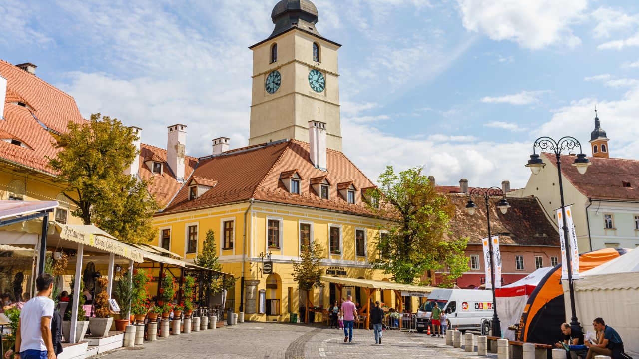 Capsulă a timpului veche de peste 100 de ani, descoperită la renovarea Turnului Sfatului din Sibiu