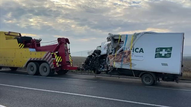 Accident grav în Iași. O autoutilitară s-a izbit de un camion, pe contrasens. Șoferul a decedat pe loc