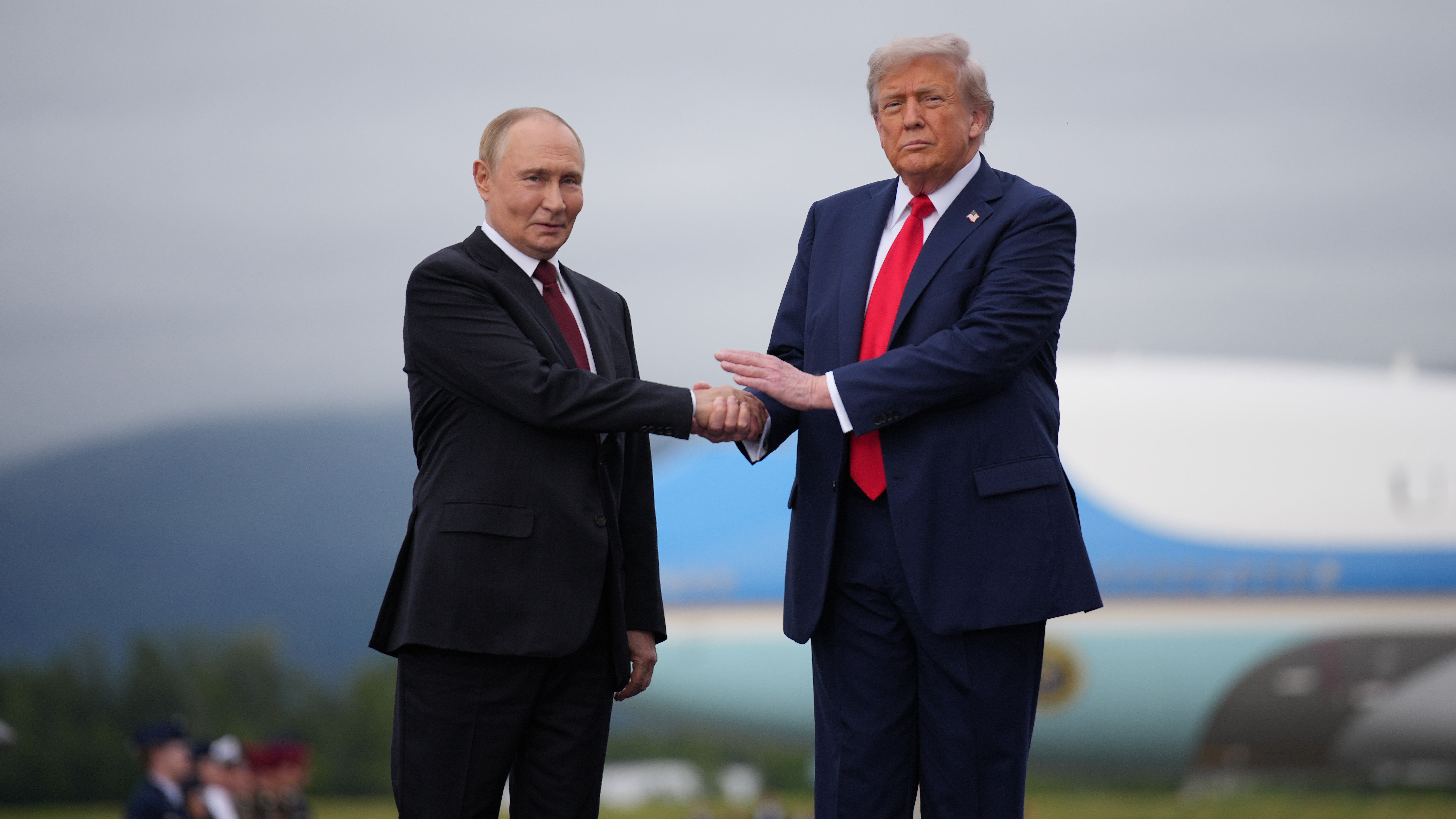 Istoric: „Avem de-a face cu un soi de complot geopolitic americano-rus. Miza este reîmpărțirea Europei în sfere de influență"