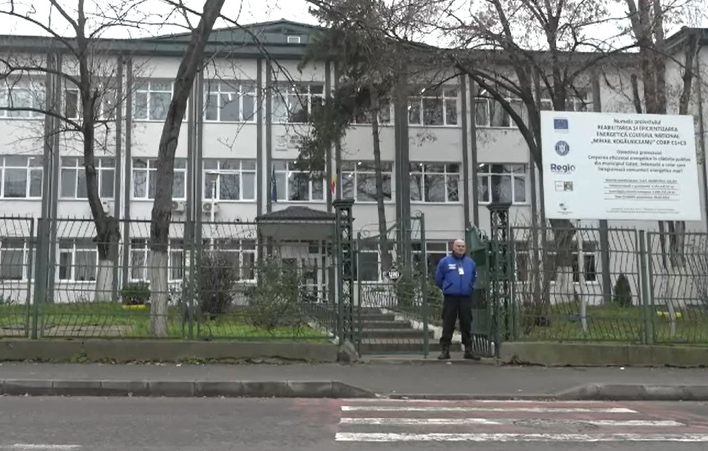 O profesoară din Galați s-a ales cu dosar penal după ce și-ar fi amenințat elevii cu un cuțit. De ce venea cu arma la ore