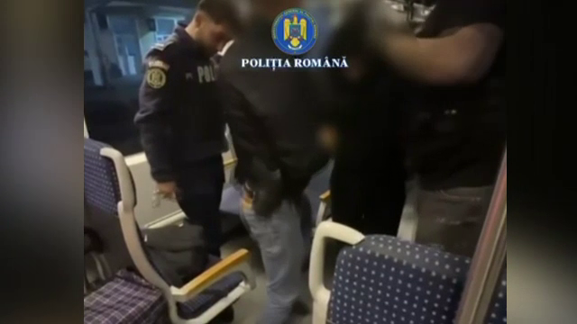 Cum a ajuns un individ să fie arestat după ce și-a distrus de trei ori brățara de monitorizare. A aruncat-o și din tren