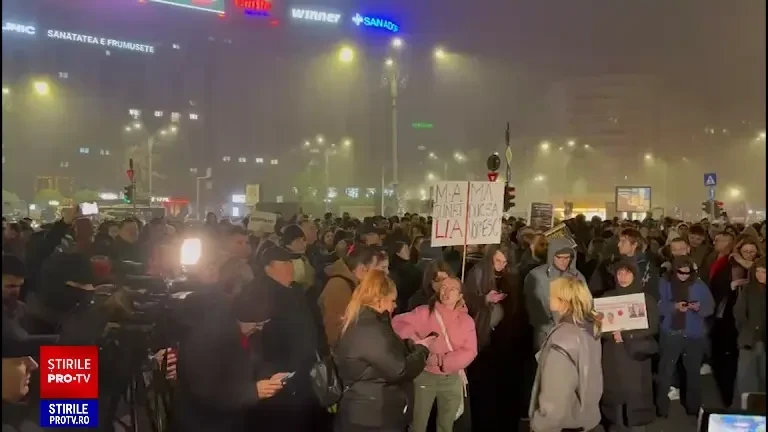 Protest în Piața Victoriei. Sute de oameni au ieșit în stradă să ceară o justiție mai transparentă. VIDEO