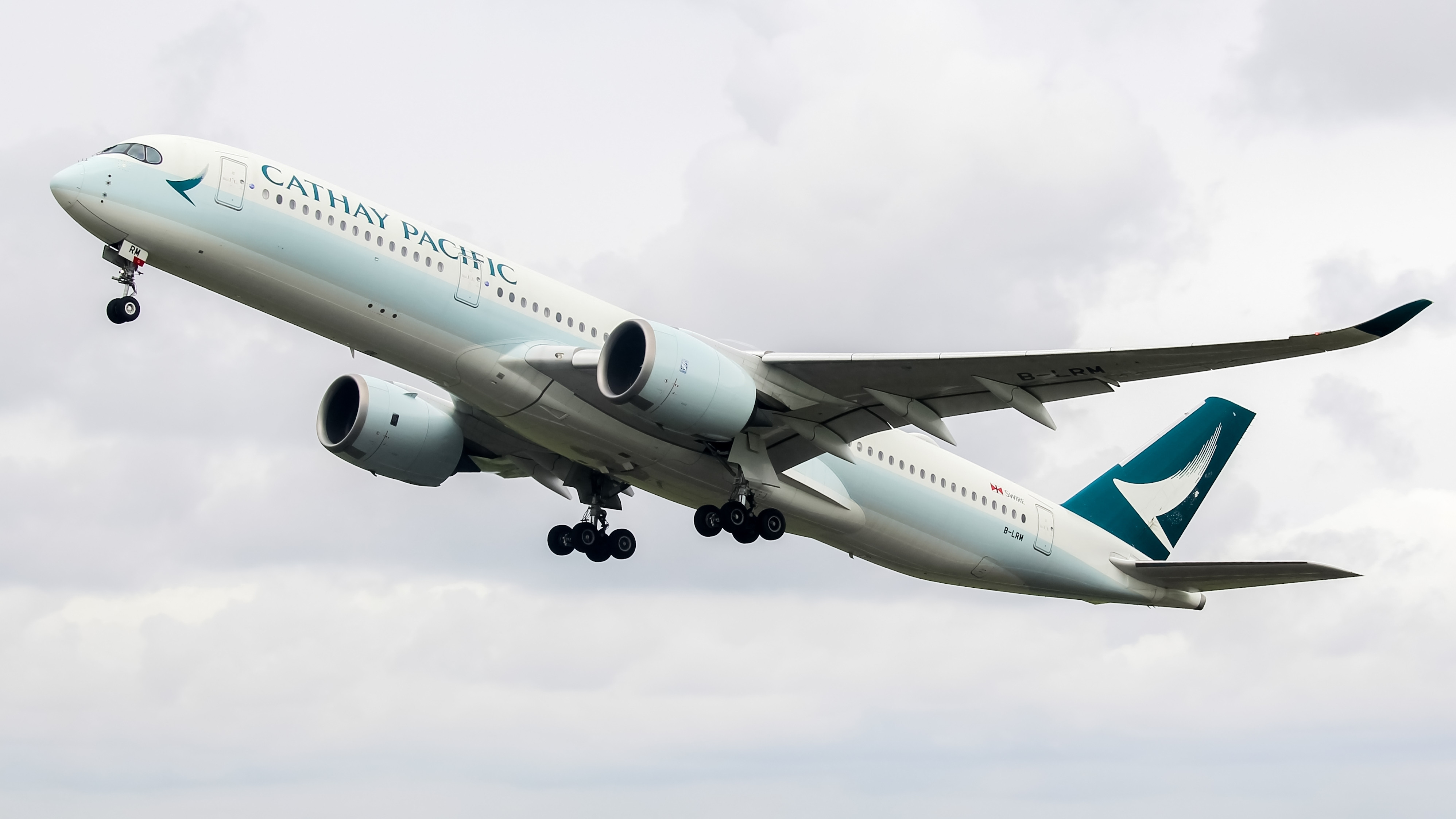 Un pasager al Cathay Pacific a încercat să deschidă uşa aeronavei în timpul unui zbor de la Boston la Hong Kong