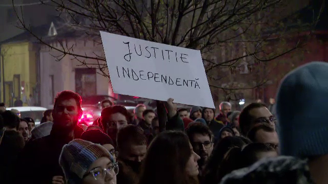 A treia seară de proteste în București și în marile orașe. Manifestanții cer demisia Liei Savonea și schimbări în Justiție