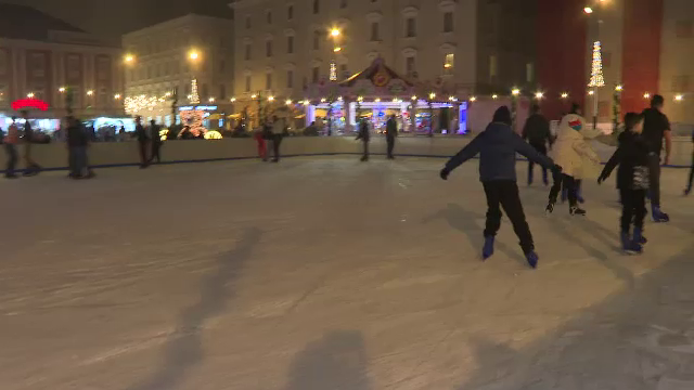 Patinoarele din marile orașe sunt pline chiar și fără zăpadă. Tinerii aleg gheața în locul schiului sau săniușului