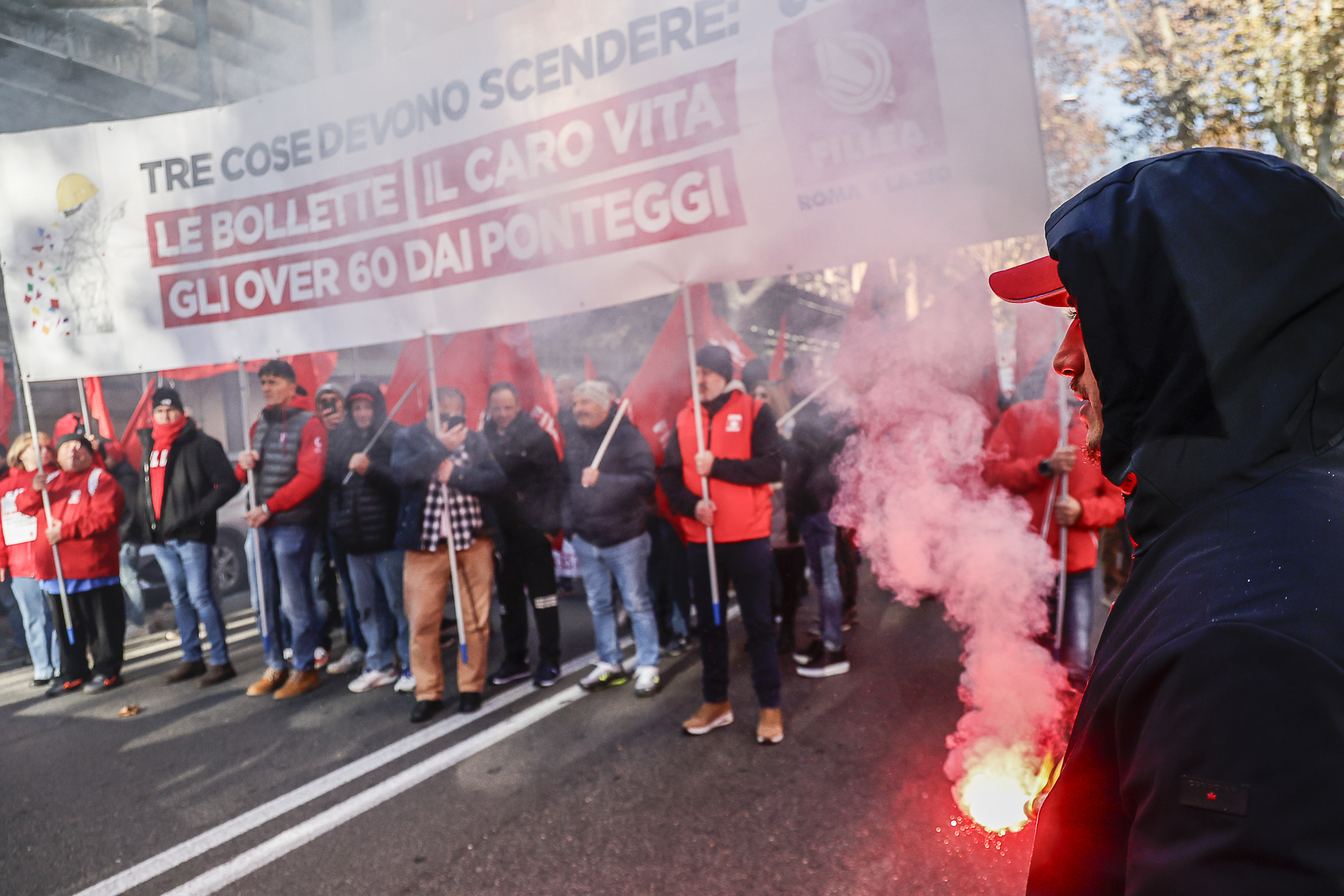 Zeci de mii de persoane protestează în Italia împotriva planurilor bugetare ale guvernului Meloni. GALERIE FOTO